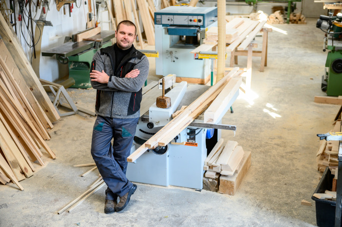 Jacek Fiutko w swojej stolarni